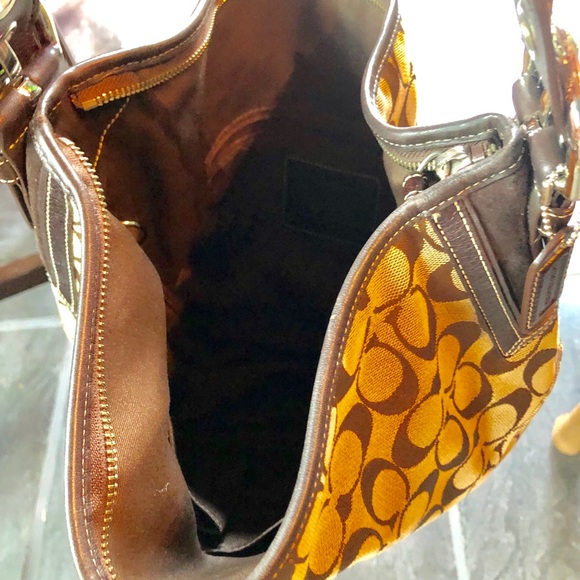 Authentic E06k-6279 gently used Tan Shoulder Bag - Picture 6 of 8